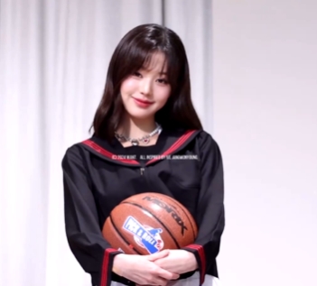 张员瑛穿上女高中生制服拿着篮球，还原动漫《灌篮高手》女主角赤木晴子经典名场面(图1)