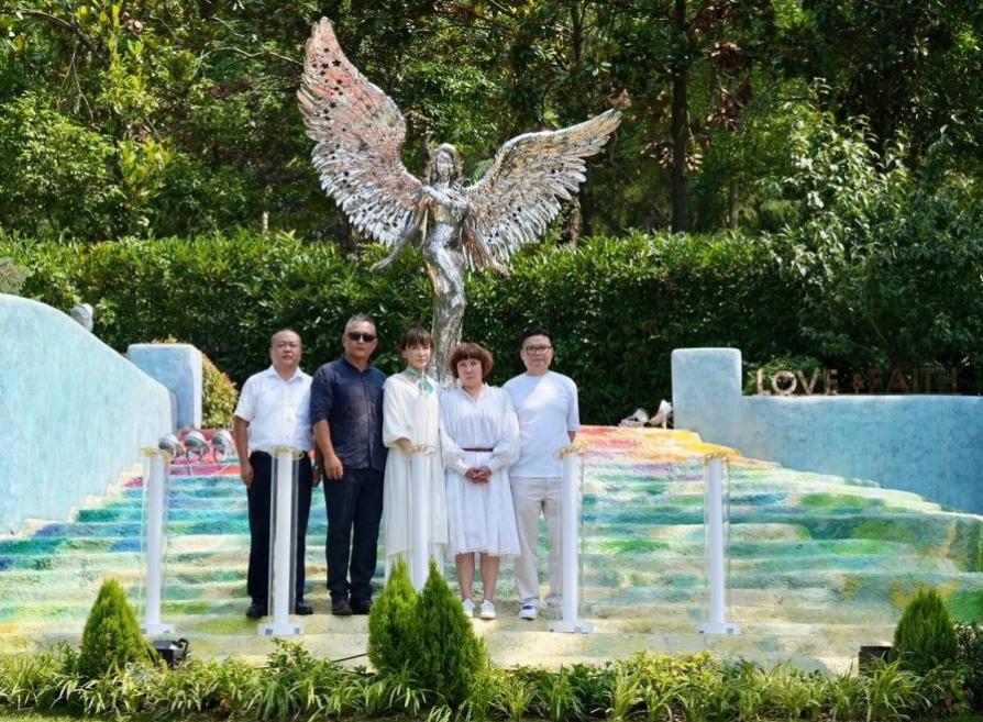 李玟的家人和数百位各地歌迷齐聚武汉石门峰纪念公园，一同见证其雕像揭幕(图1)