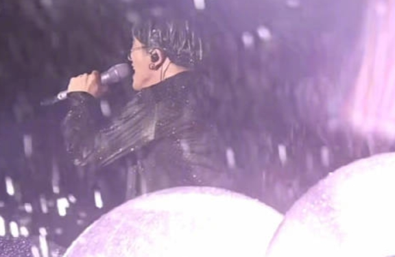 歌手薛之谦露天体育场开唱，巧遇徐州人工降雨 (图1)