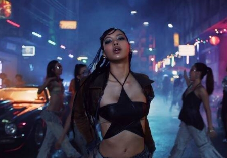 BLACKPINK LISA新歌《Rockstar》造型被曝抄袭中国设计师(图1)