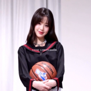 张员瑛穿上女高中生制服拿着篮球，还原动漫《灌篮高手》女主角赤木晴子经典名场面