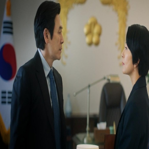 韩国政治惊悚影集《政坛旋风》，找来薛景求跟金喜爱2位演技派同台飙戏