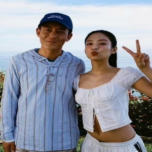 韩国女星Jennie晒出与香港知名男星陈冠希的单独合照，两人破天荒同框合作